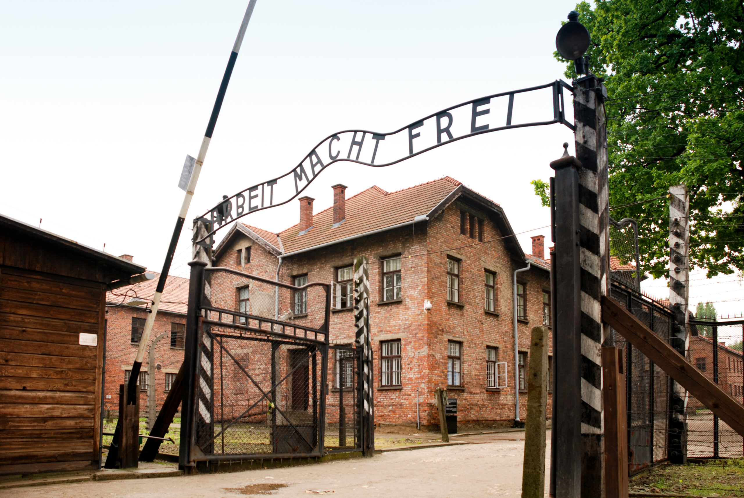Karlendítésen kaptak egy holland turistát Auschwitzban
