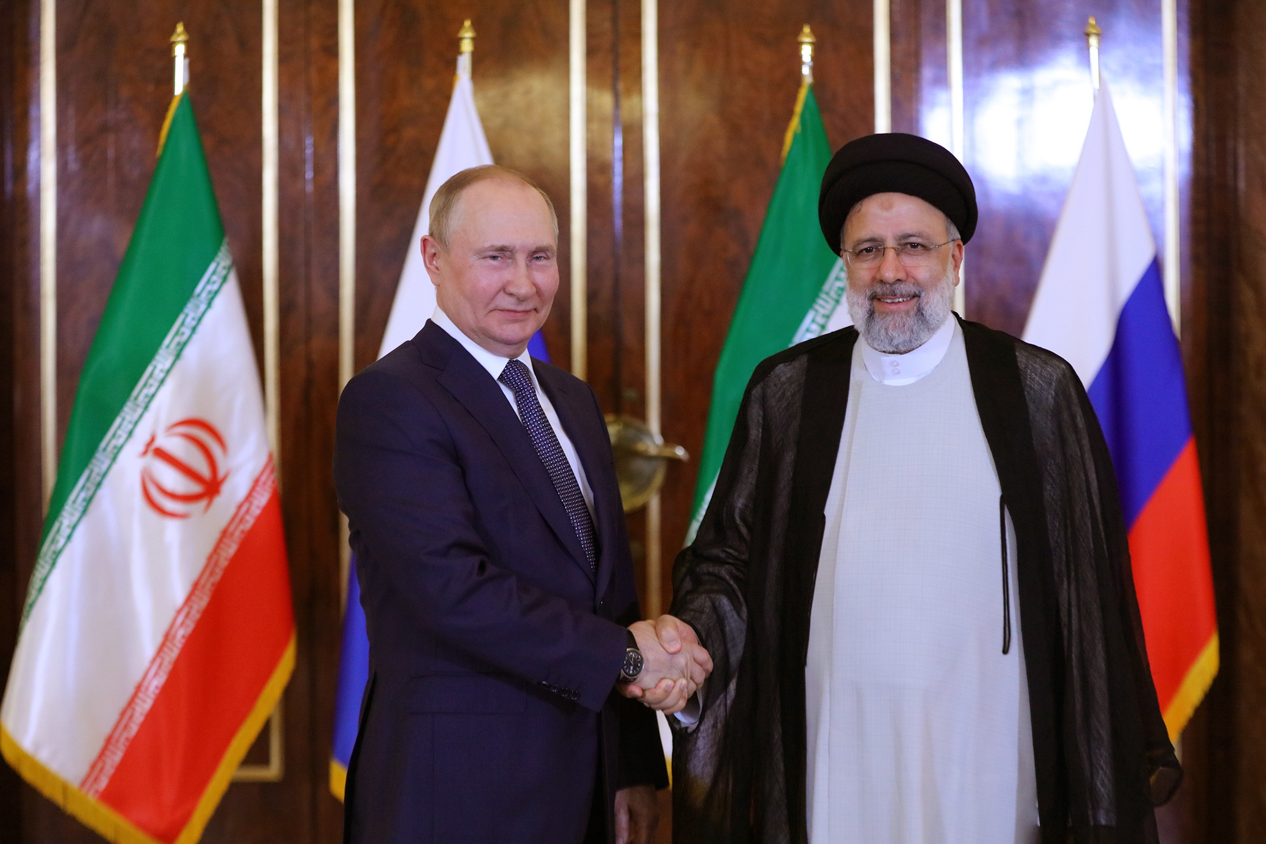 Elemzés: Oroszország beállt a zsidó államot megtámadó Irán mögé