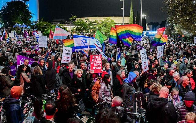 Palesztin és Pride-zászlókkal tüntettet Netanjahuék ellen az izraeli baloldal
