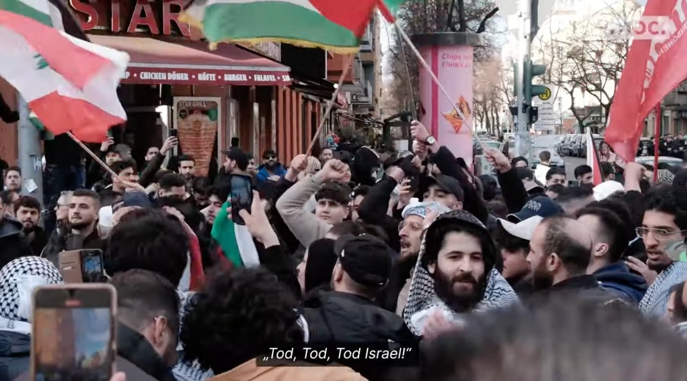 „Halál a zsidókra, halál Izraelre!” — skandálták Berlin utcáin a tüntetők