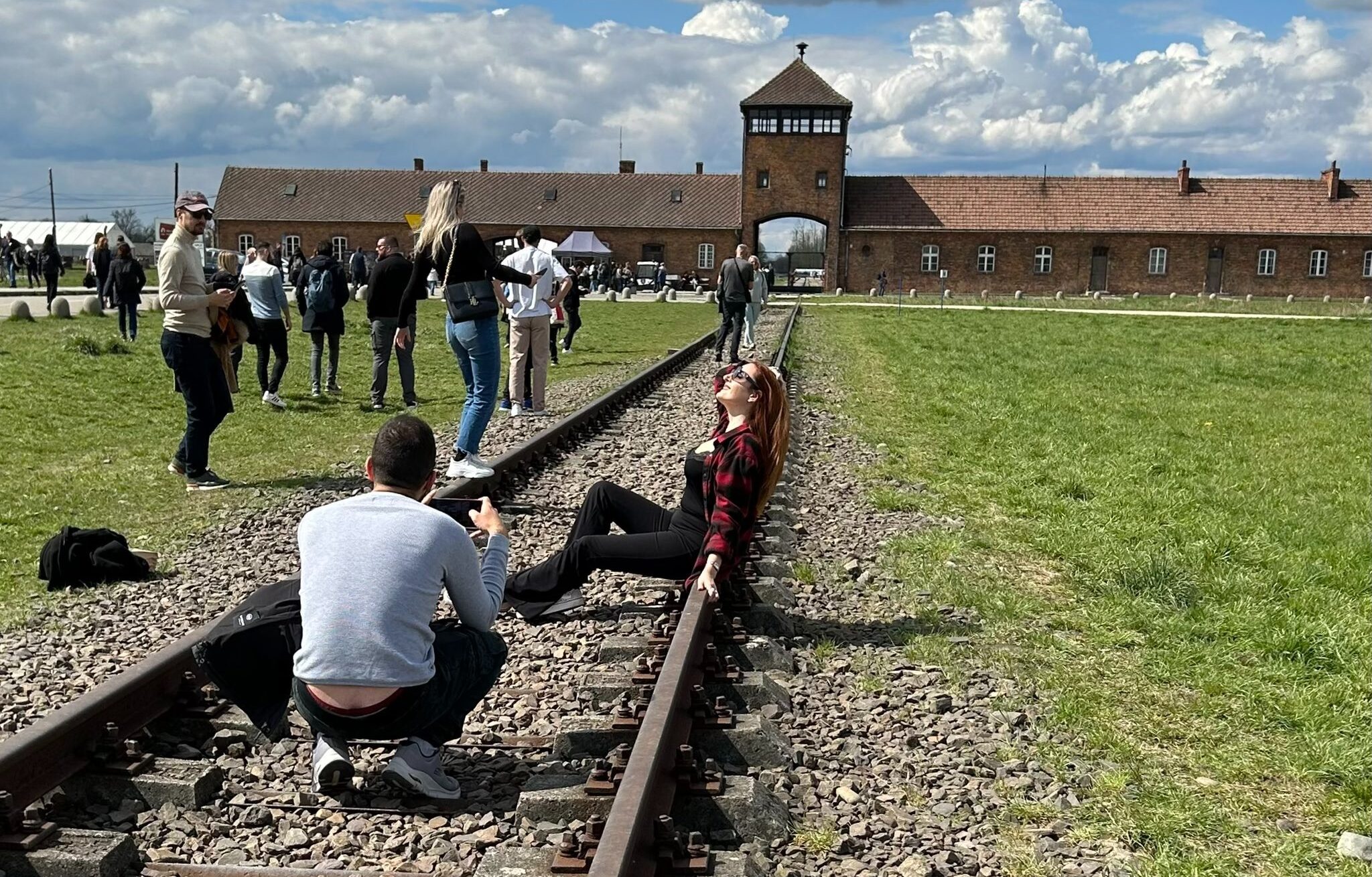 Nagy port kavart az Auschwitzban ízléstelenül pózoló turistáról készült fotó – Neokohn