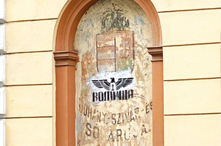Náci jelképpel fújtak le egy magyar címert ábrázoló falképet Kolozsváron – Neokohn