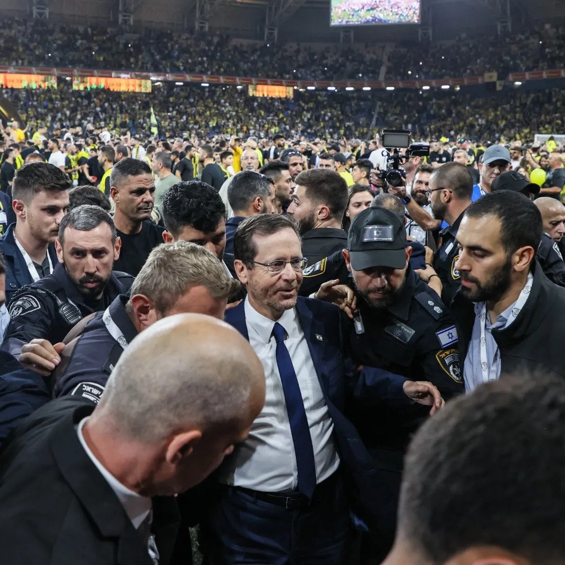 Gyorsan kellett kihozni az izraeli elnököt a focistadionból – Neokohn