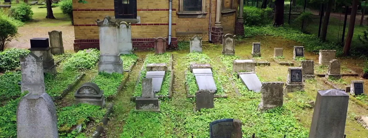 Beszabadultak az antiszemiták egy zsidó temetőbe: szörnyű rongálás maradt utánuk – Neokohn