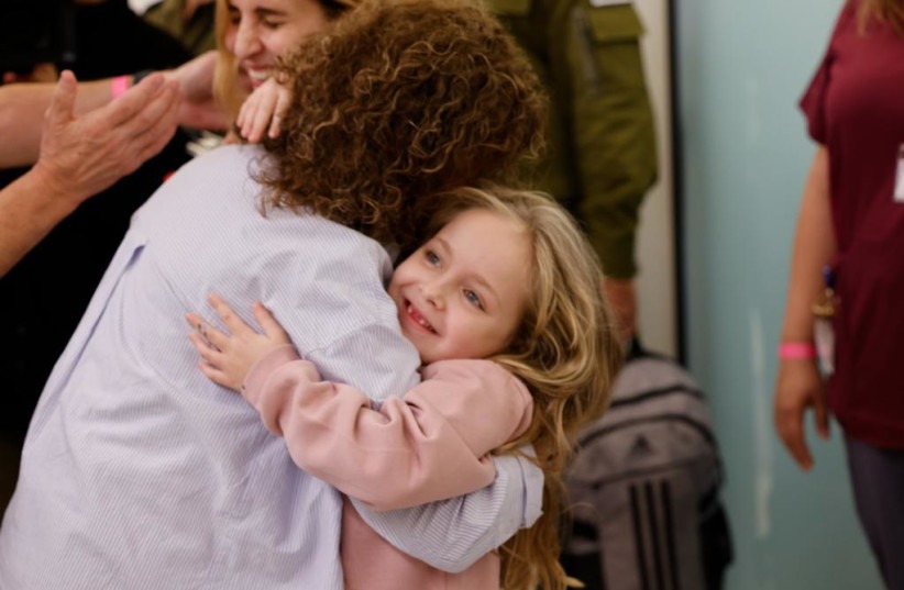 Megható képek: hazatértek az első izraeli túszok! – Neokohn