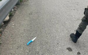A fiatal terrorista támadáshoz használt kése. Kép: izraeli határrendőrség.