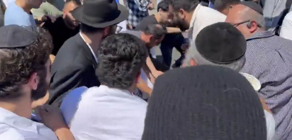 Videó: Palesztinpárti tömeg támadt a zsinagógájukat védő zsidókra – Neokohn