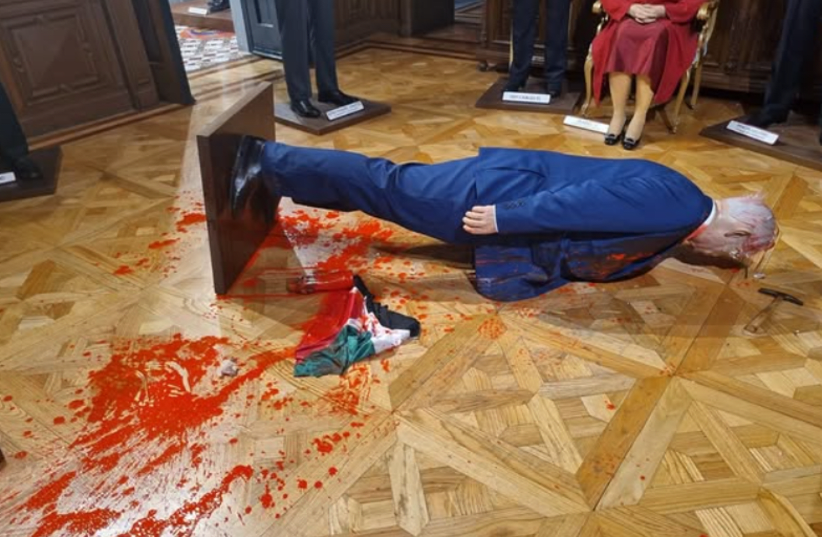 „Halál az imperializmusra” – kalapáccsal verték szét Netanjahu viaszszobrát