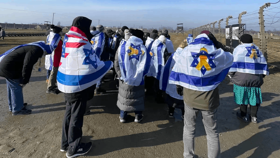 Botrány Auschwitzban: elvették az izraeli zászlókat a zsidó turistáktól