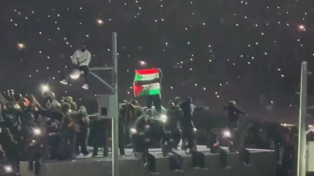 Botrány a Super Bowl-on: palesztin zászlós tüntető zavarta meg a félidei show-t