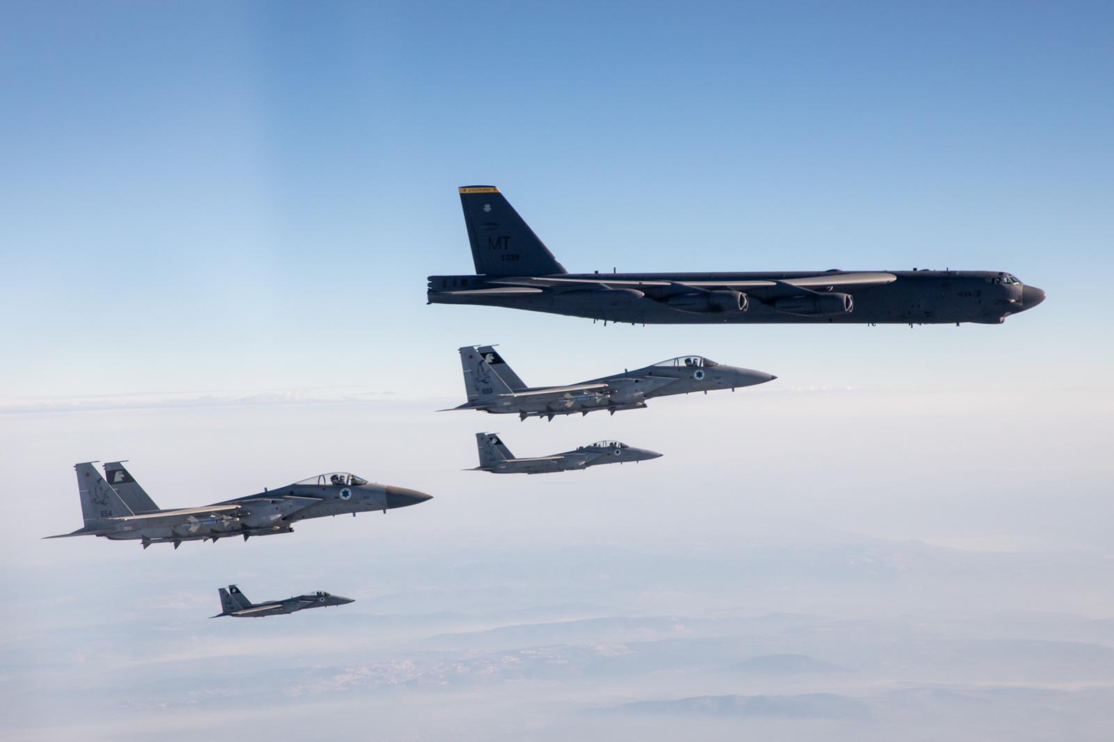 Levegőben a B-52-esek: az amerikai és izraeli légierő már készül Irán bombázására