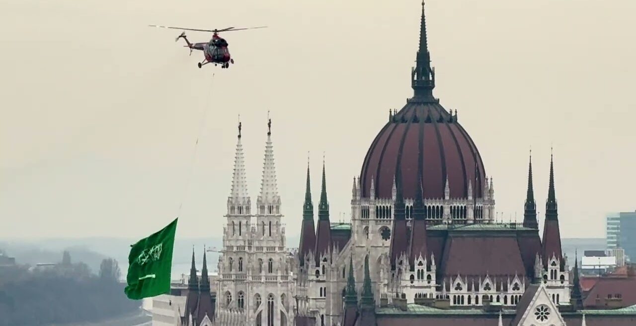 Mit keresett egy hatalmas szaúdi zászlós helikopter Budapest felett? 