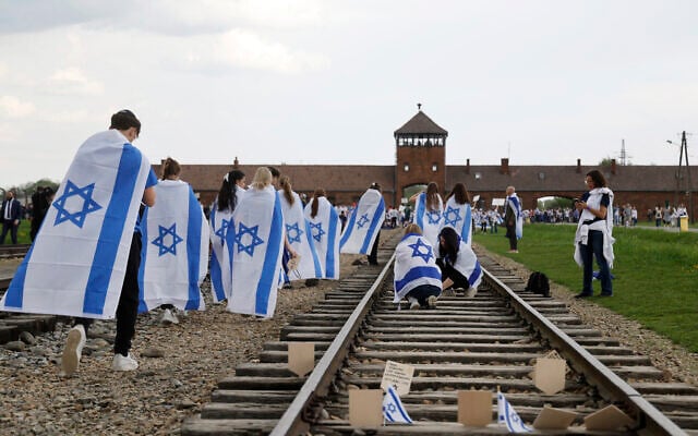 Túlélők és volt túszok közösen vonultak Auschwitzban
