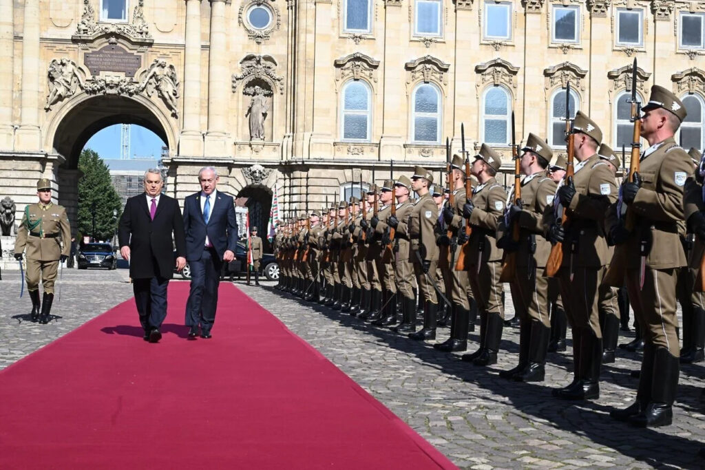 Harc az erkölcsileg csődbe ment globális renddel