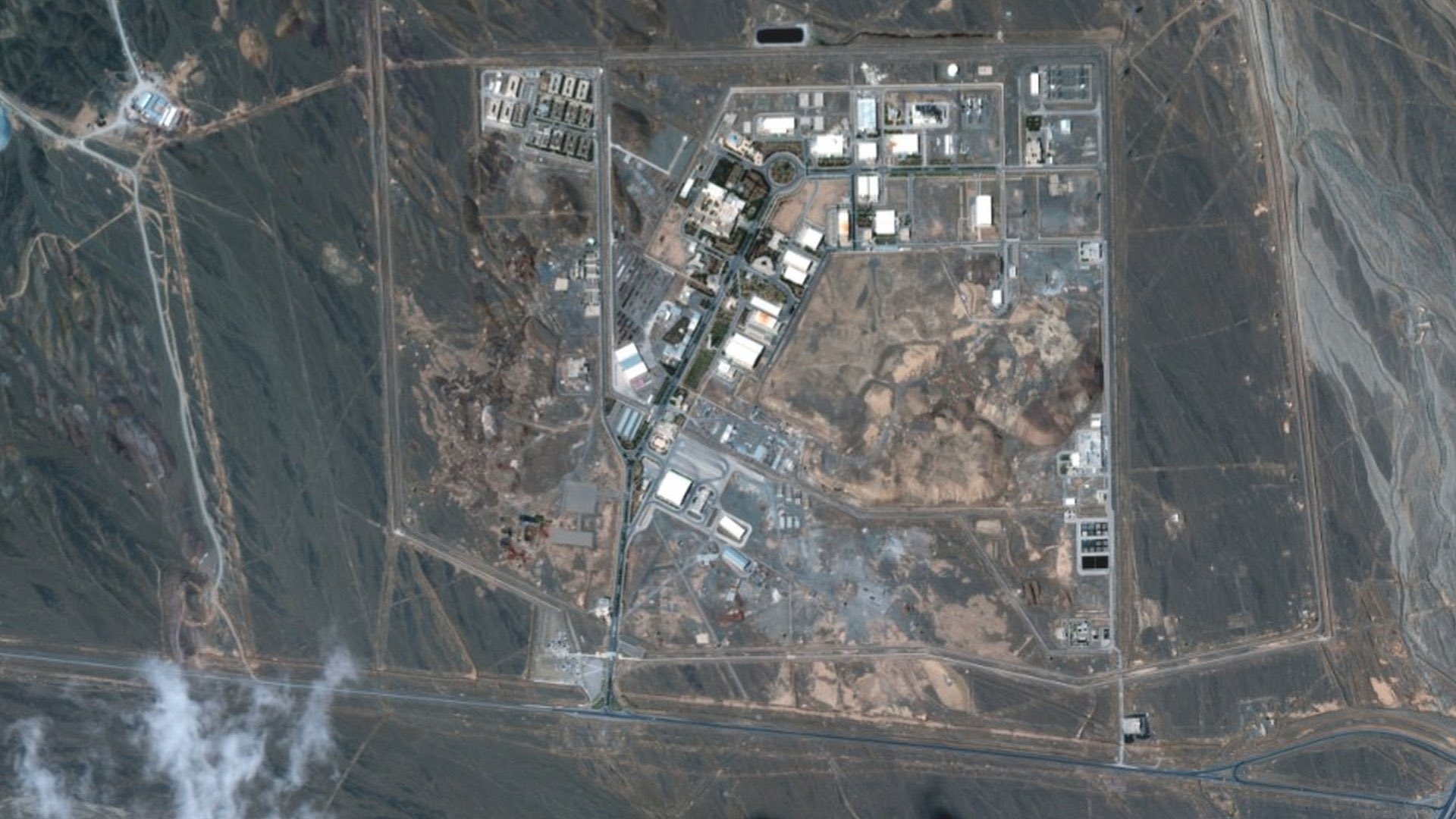Amerika három iráni atomlétesítményt bombázott