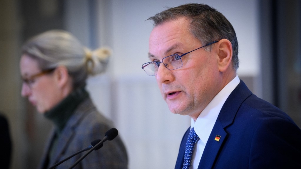 „Szószegő” – az iráni háború miatt rontott neki Trumpnak az AfD társelnöke