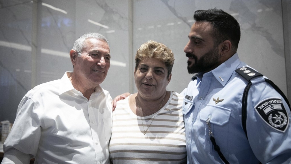 Budapestre jön a „kekszes nagyi”, aki sakkban tartotta a terroristákat