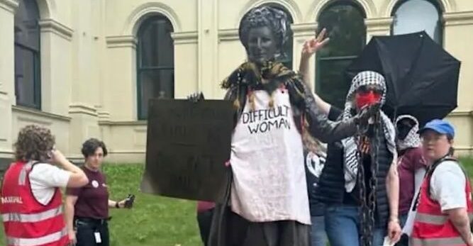 Ezekre is ráférne egy agyturkász: zsidó feminista szobrát gyalázta meg egy woke...