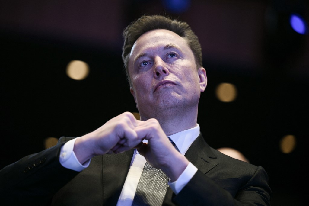 Elon Musk lett a világ első dollár-trilliomosa