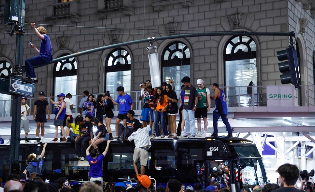 Őrület New Yorkban: buszokat gyújtottak fel a Knicks bajnoki címe után