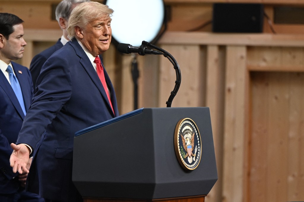 Trump szerint Irán gyakorlatilag feltétel nélkül megadta magát