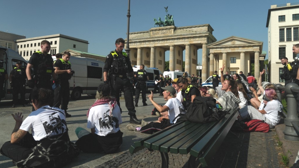 Őrizetbe vették Greta Thunberget egy „földhözragadt” akciója után Berlinben