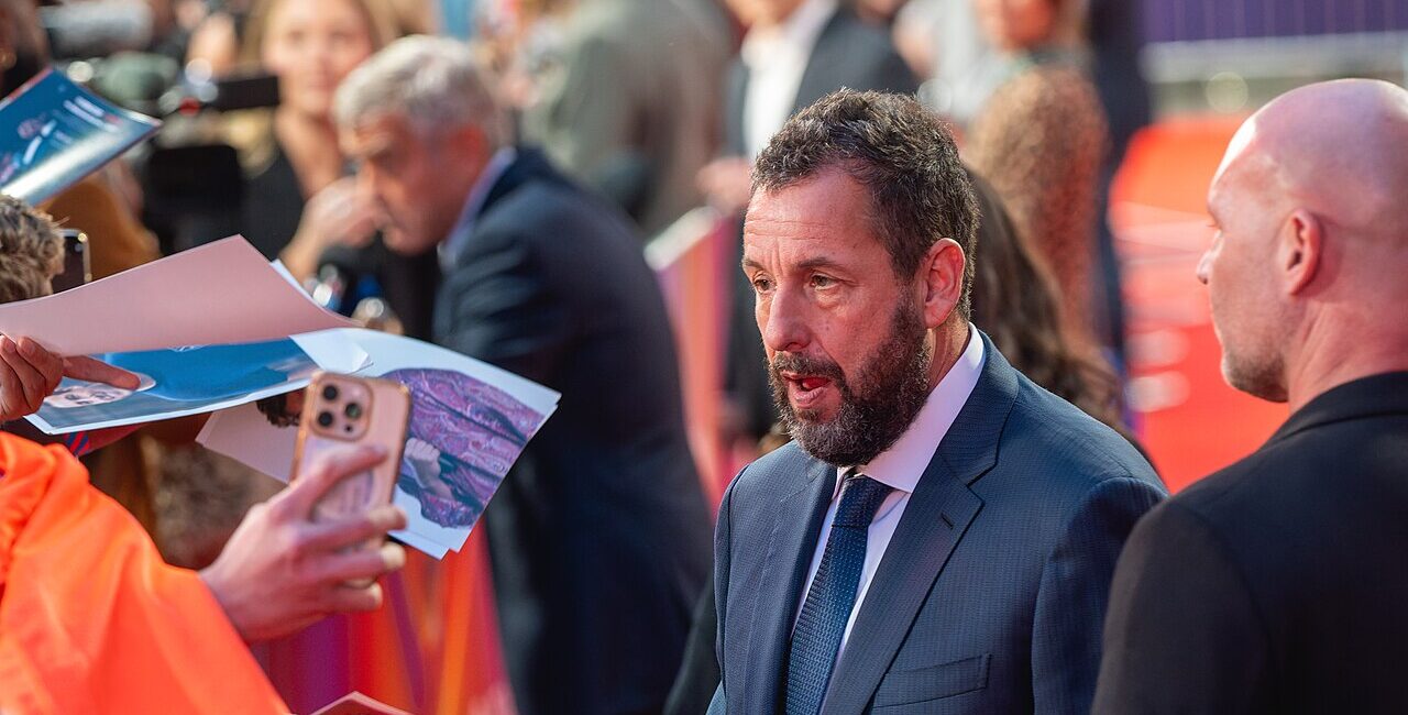 Az év esküvője: Adam Sandler adta össze Taylor Swiftet és Travis Kelce-t 