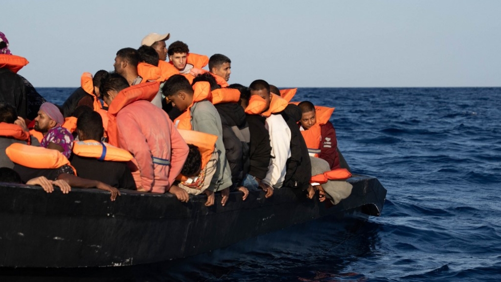 Bár csökken az átkelések száma, egyre több migráns hal meg a Földközi-tengeren