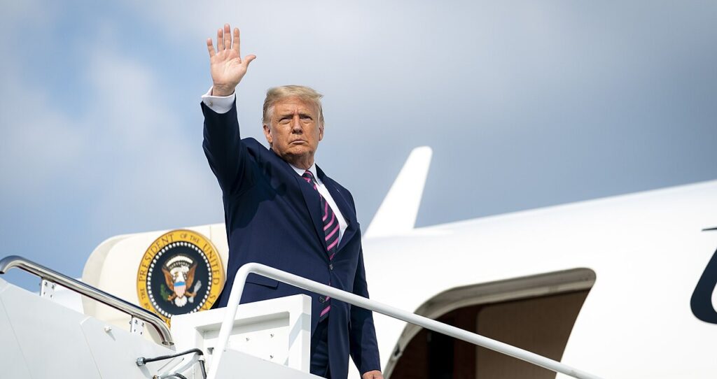 Cateringes kocsin mentették ki Donald Trumpot az iráni merénylők elől