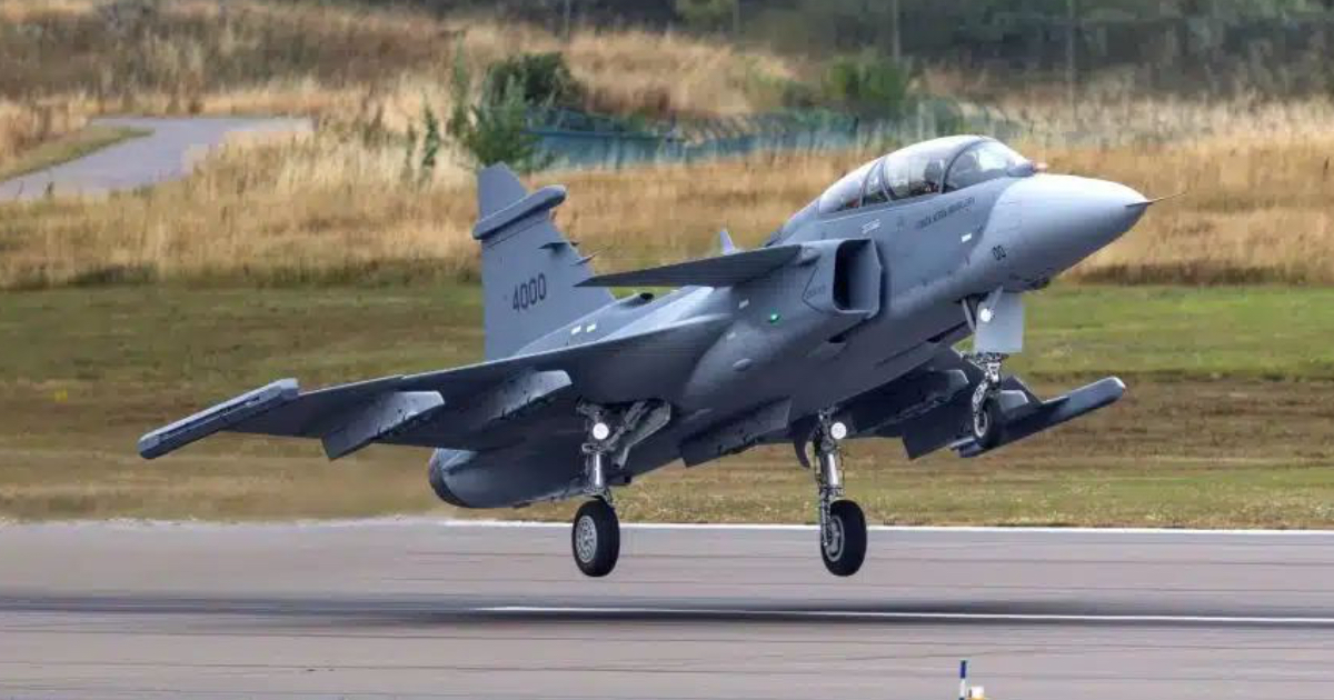 Felszállt az első kétüléses Gripen – sikeres volt az új vadászrepülőgép...