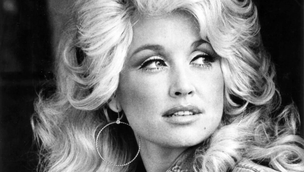 „Zsidóimádó” – antiszemita tartalmak lepték el Dolly Parton Wikipédia-oldalát