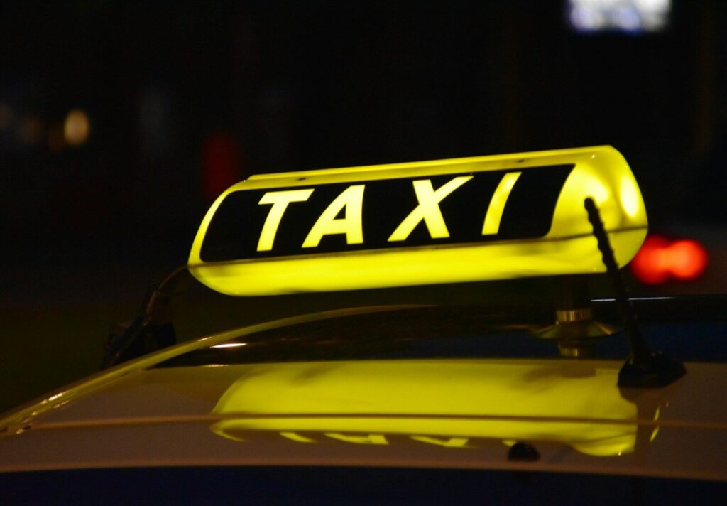 „Fizessenek 600 eurót!” – így rabolt ki izraeli turistákat egy athéni taxis hiéna