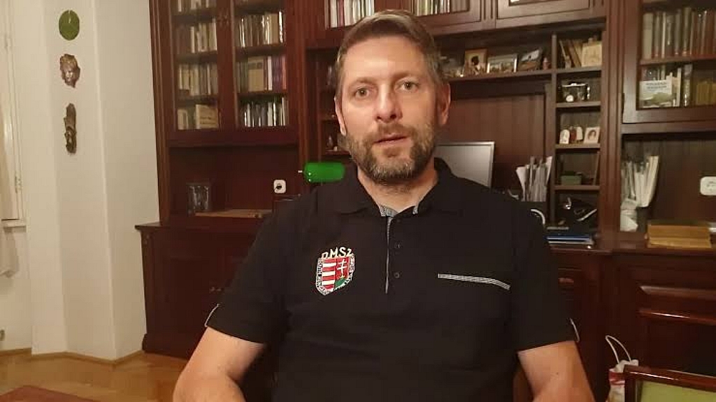 Szánalmasan magyarázkodik a Mi Hazánk Moys Zoltán náci karlendítése miatt