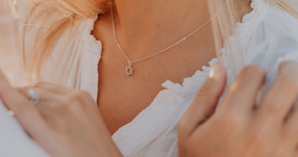 Dávid-csillagot viselő zsidó nőt vagdosott össze két „berlini” férfi