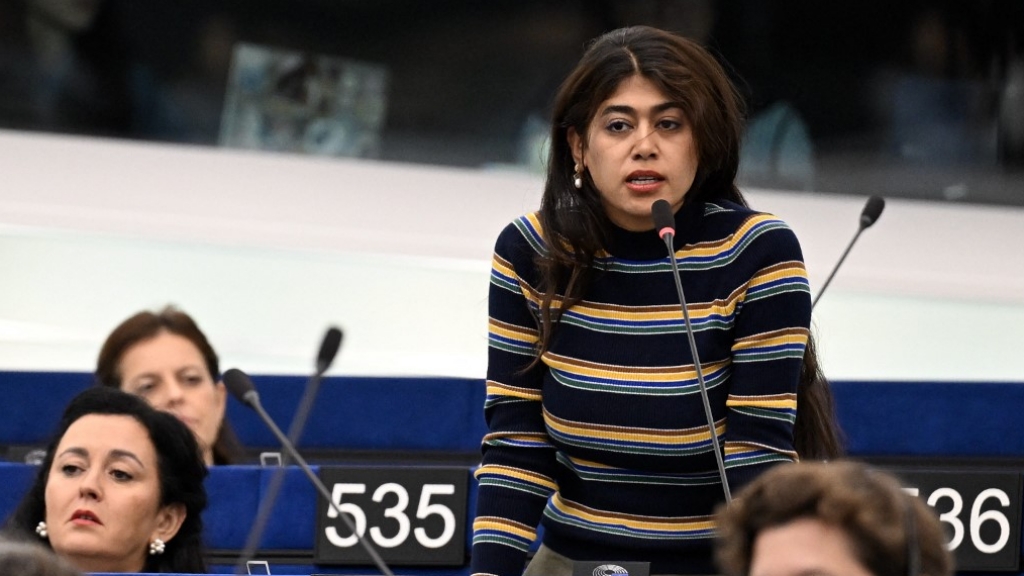 Vállalja szégyenletes akcióját az izraeli zászlót ledöntő szélsőbalos EP-képviselőnő