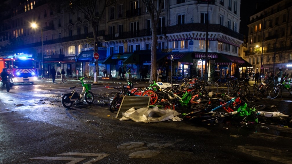 Rendőri készültség az újabb francia zavargások előtt, a boltosok fegyverkeznek