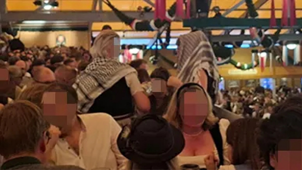 Botrány az Oktoberfesten: palesztinpárti aktivisták felpofoztak egy politikust