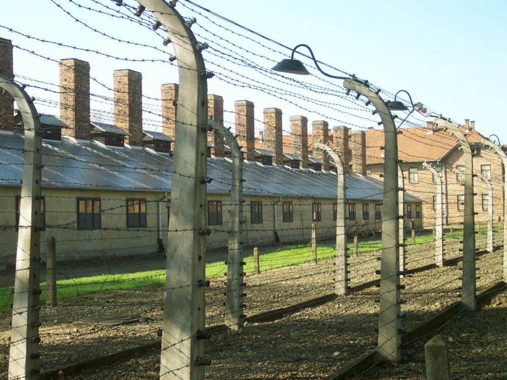 Félmeztelenül emlékezni a holokausztra – arcátlanság!