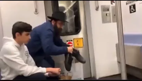 Cipő nélkül utazott a férfi a metrón, egy rabbi a sajátját adta neki