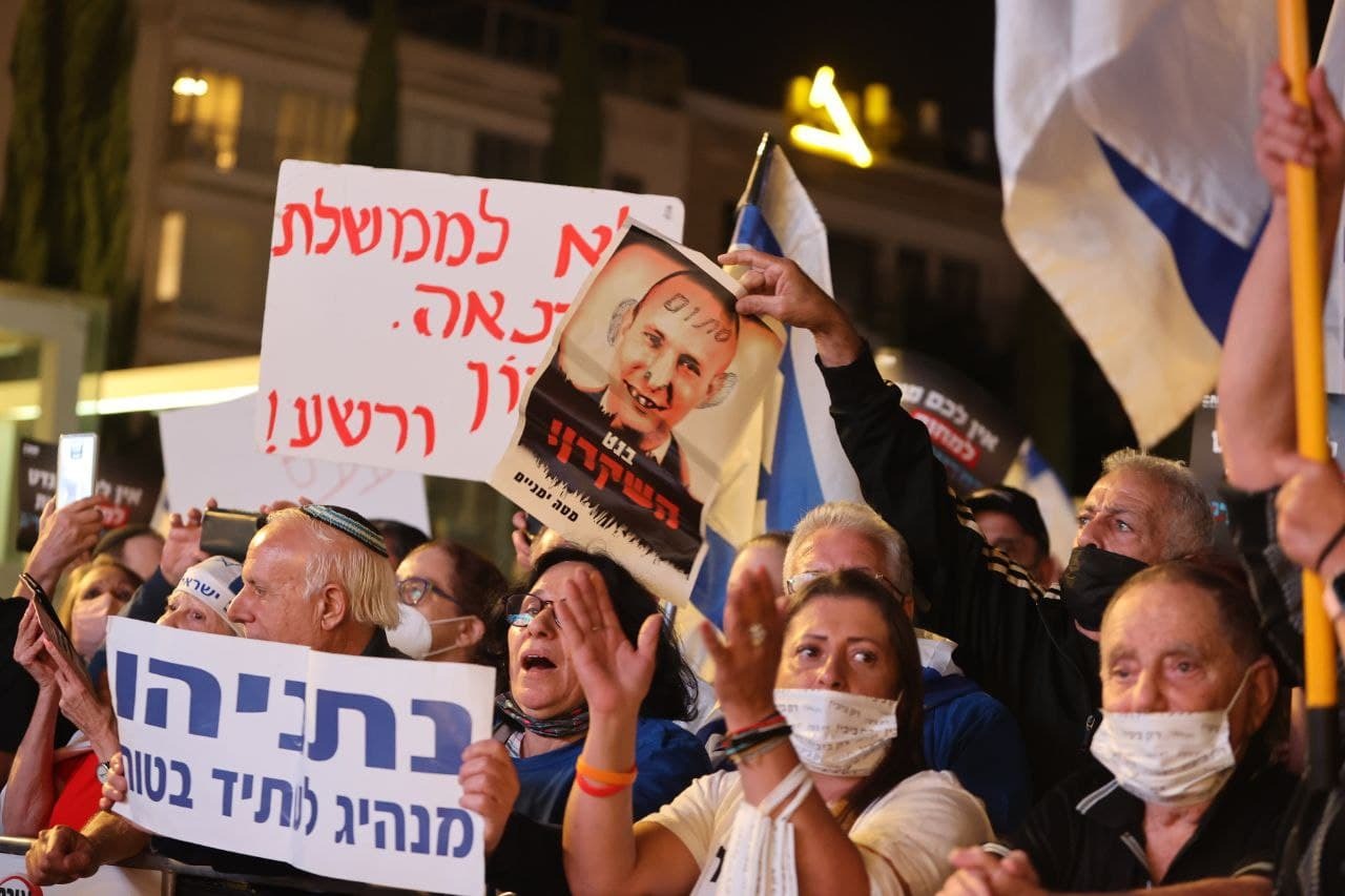 A Bennett-Lapid kormány ellen tüntettek Tel Avivban